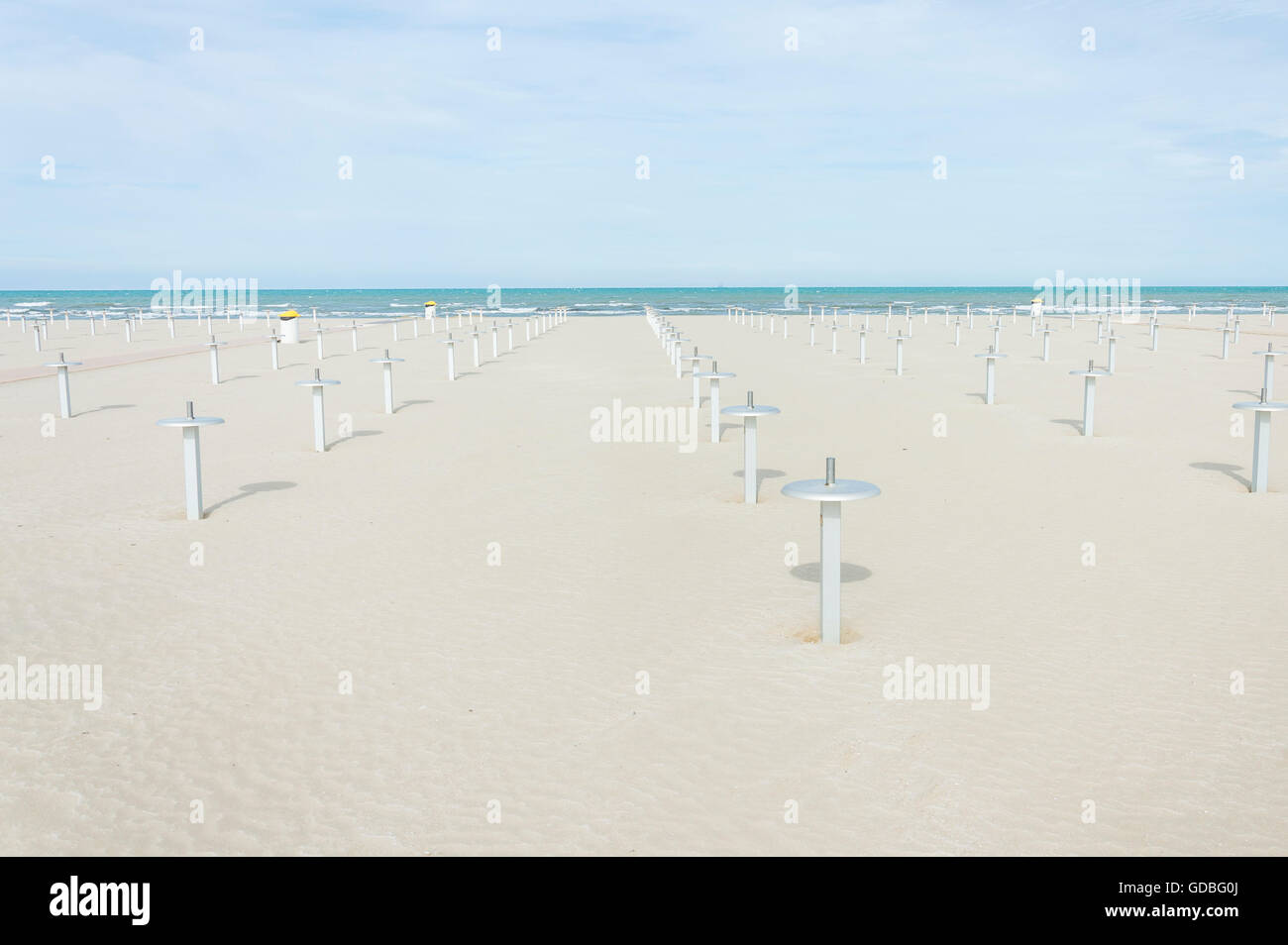 Svuotare ombrellone panorama del mare durante la stagione estiva Foto Stock