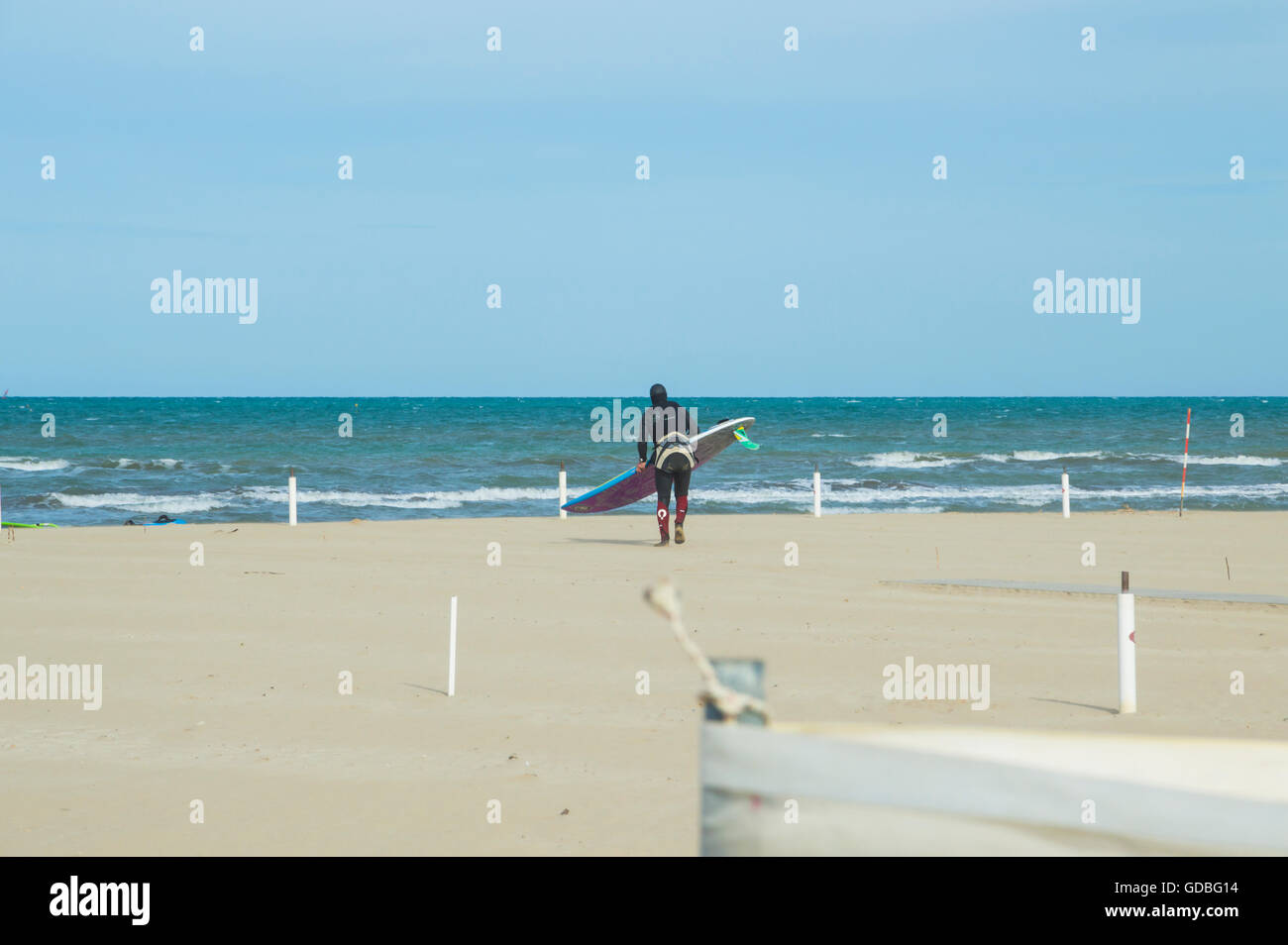 Cervia, Italia, 30 Aprile 2016: accompagnatore si impegna in kite surf nel mare Adriatico Foto Stock
