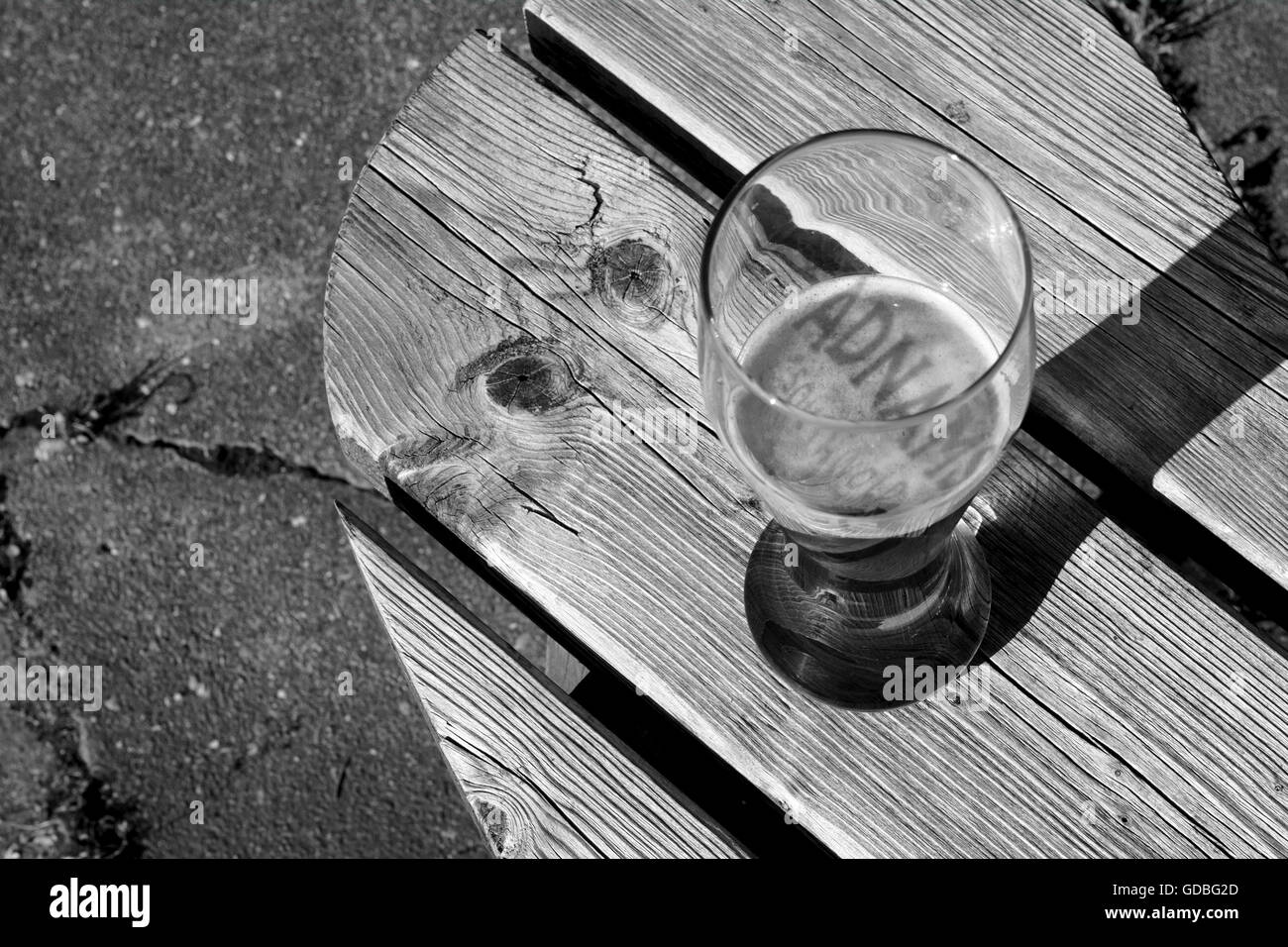 La pinta di birra Adnams con un'ombra dal vetro in tutta la birra Foto Stock