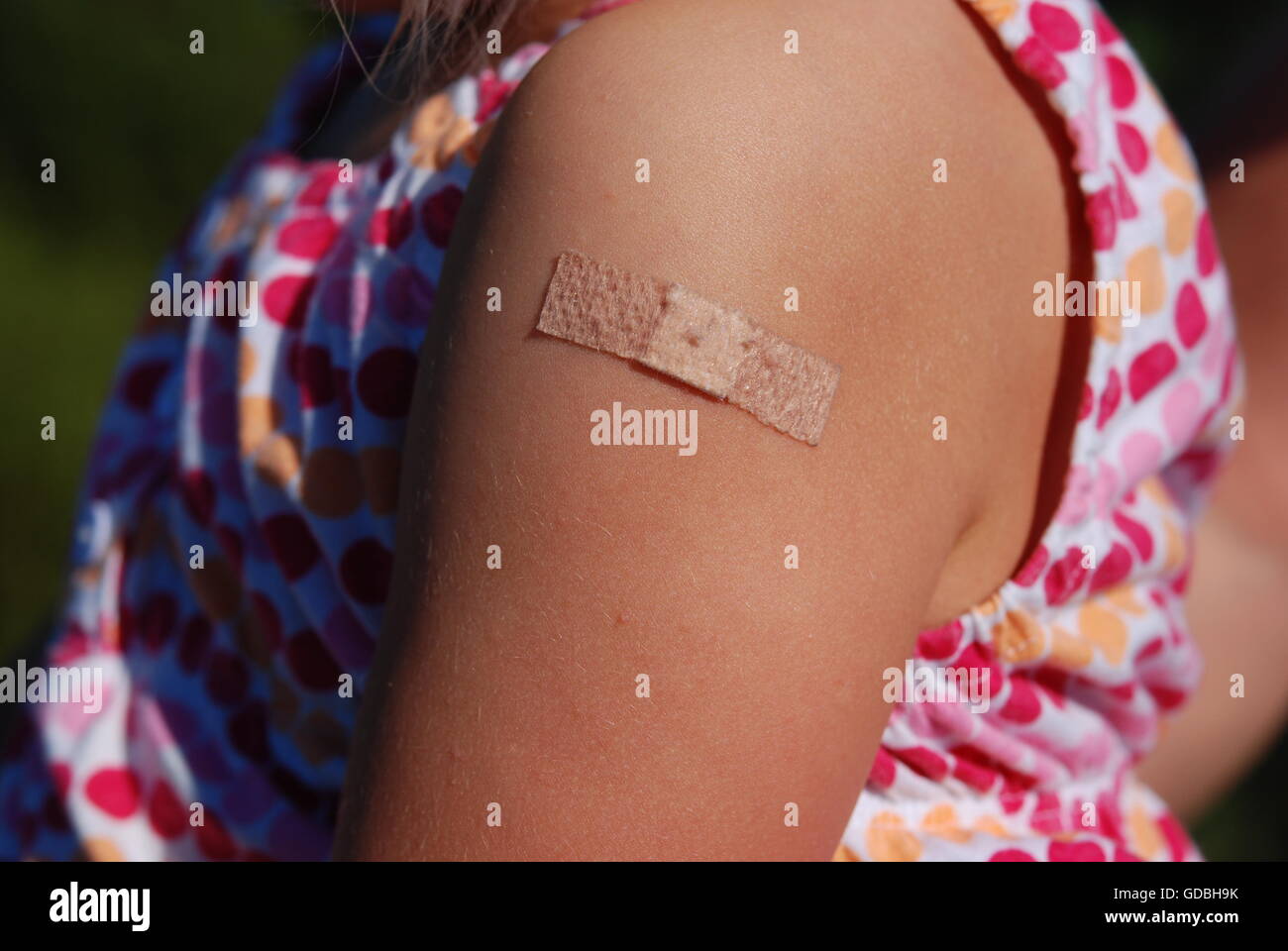 Cerotto sul bambino dopo la vaccinazione shot Foto Stock