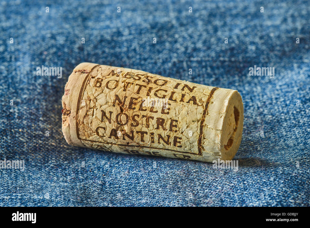Messo in botiglia nelle nostre cantine imbottigliato nella nostra cantina  impresso sul tappo di sughero del vino italiano Foto stock - Alamy
