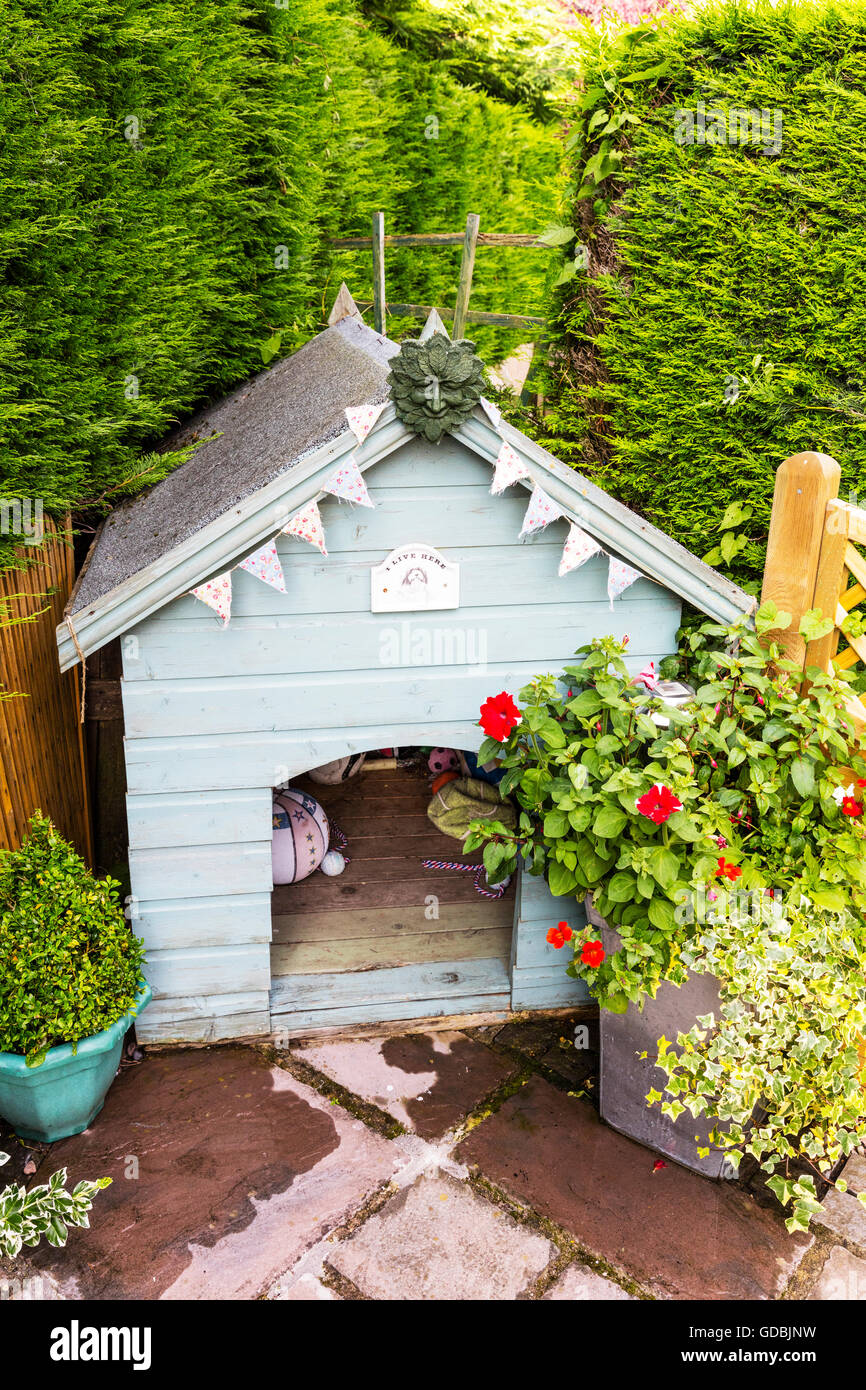 Fossa di scolo del cane pet in legno home case giardino per cani al di fuori degli animali vivi animali domestici Foto Stock