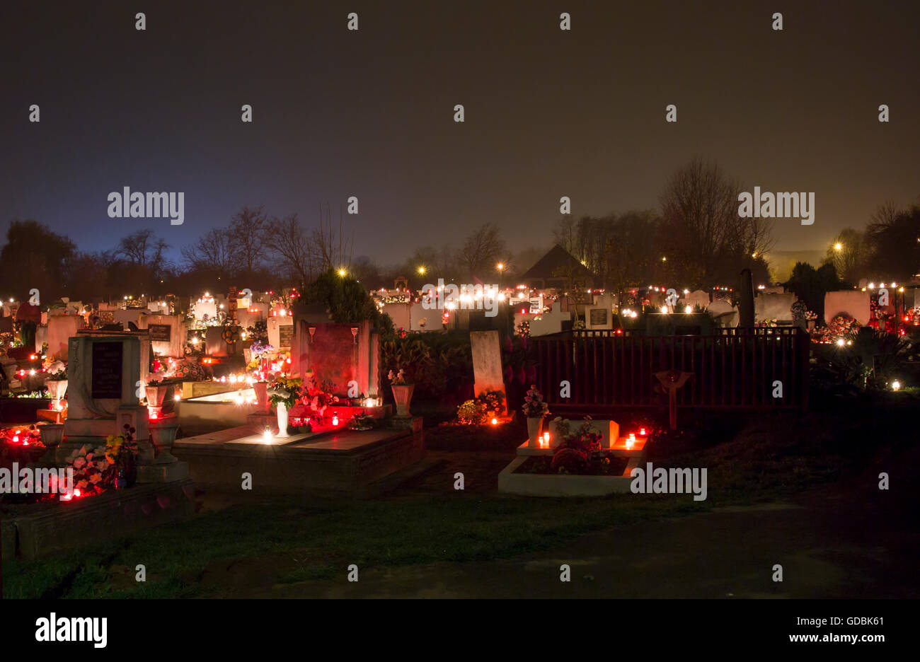 Il cimitero di notte sul tempo del giorno di Tutti i Santi del. Foto Stock