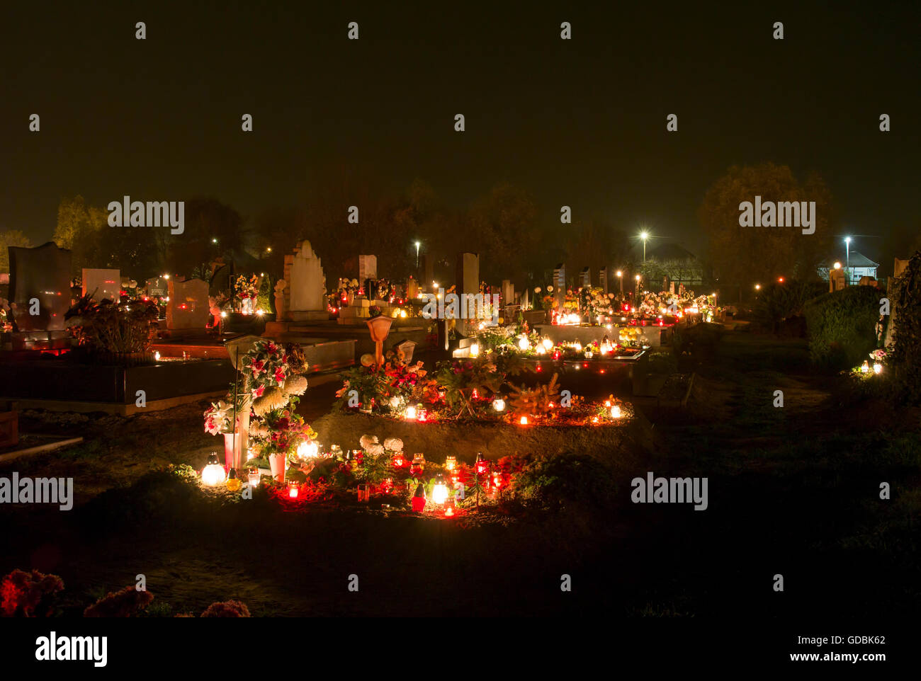 Il cimitero di notte sul tempo del giorno di Tutti i Santi del. Foto Stock