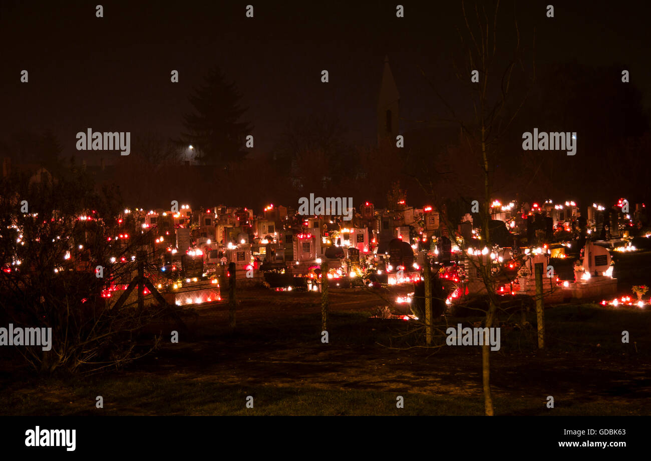 Il cimitero di notte sul tempo del giorno di Tutti i Santi del. Foto Stock