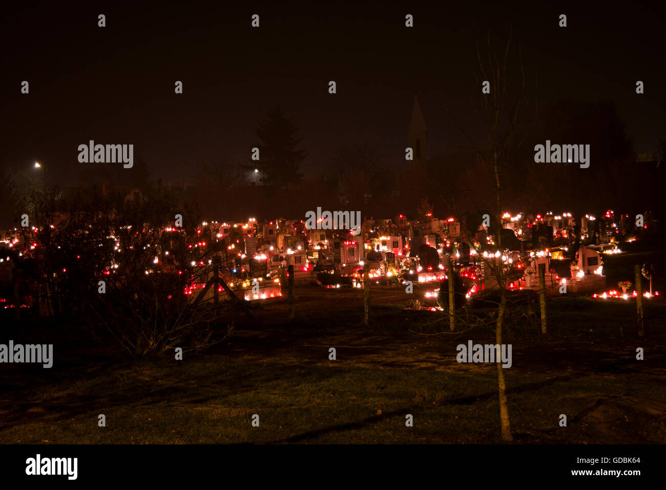 Il cimitero di notte sul tempo del giorno di Tutti i Santi del. Foto Stock