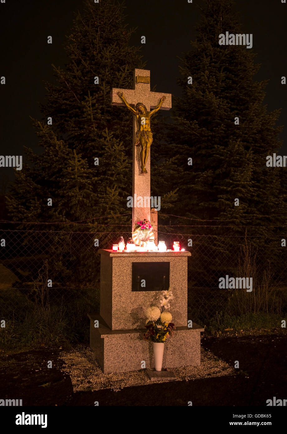 Gesù sulla croce statua sul tempo del giorno di Tutti i Santi del. Foto Stock
