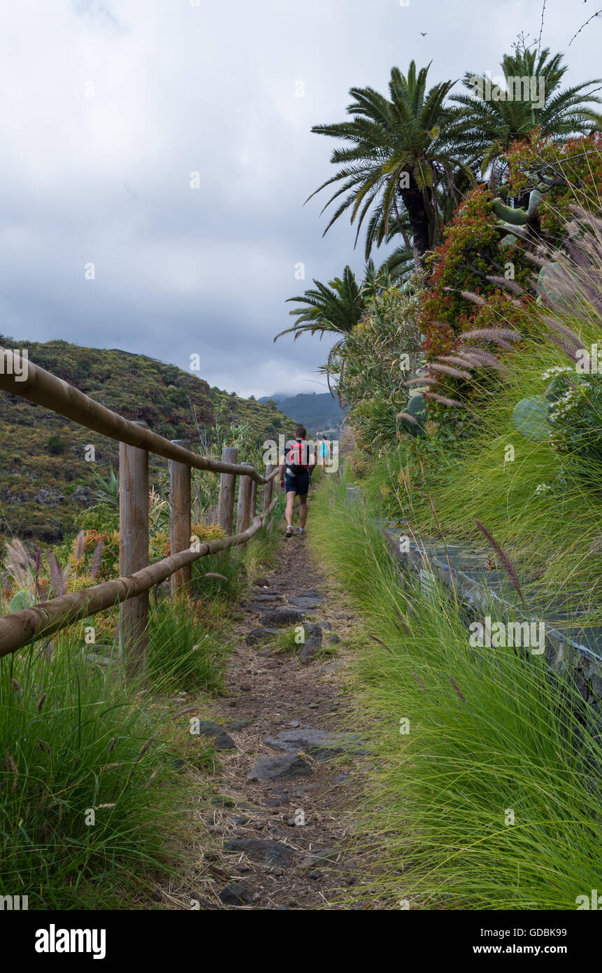 L uomo e la donna escursionismo nel bellissimo paesaggio a La Palma Isole Canarie Spagna Foto Stock