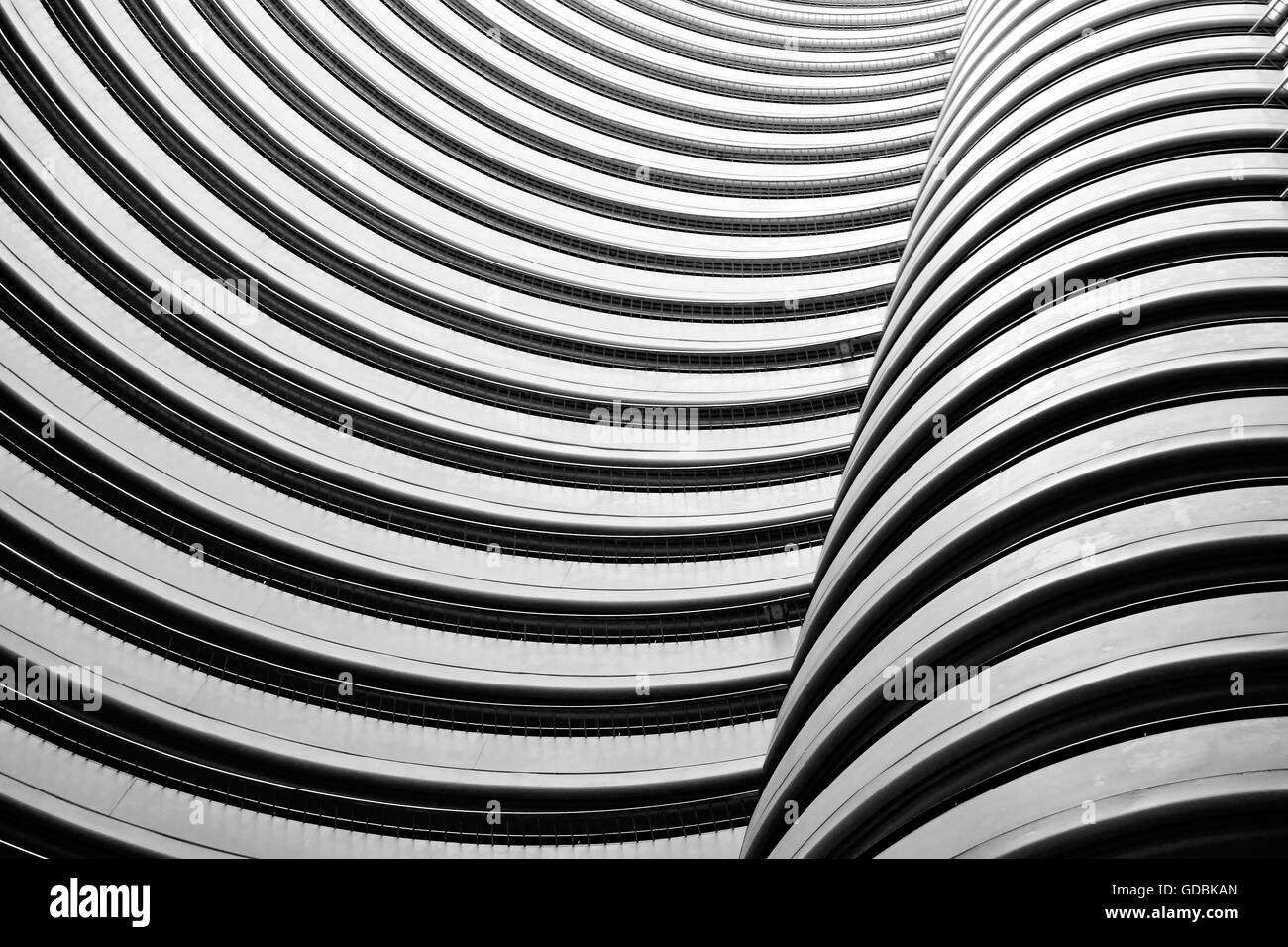 Parete curva della hall di un hotel nel centro cittadino di Singapore con flusso di disegno geometrico Foto Stock