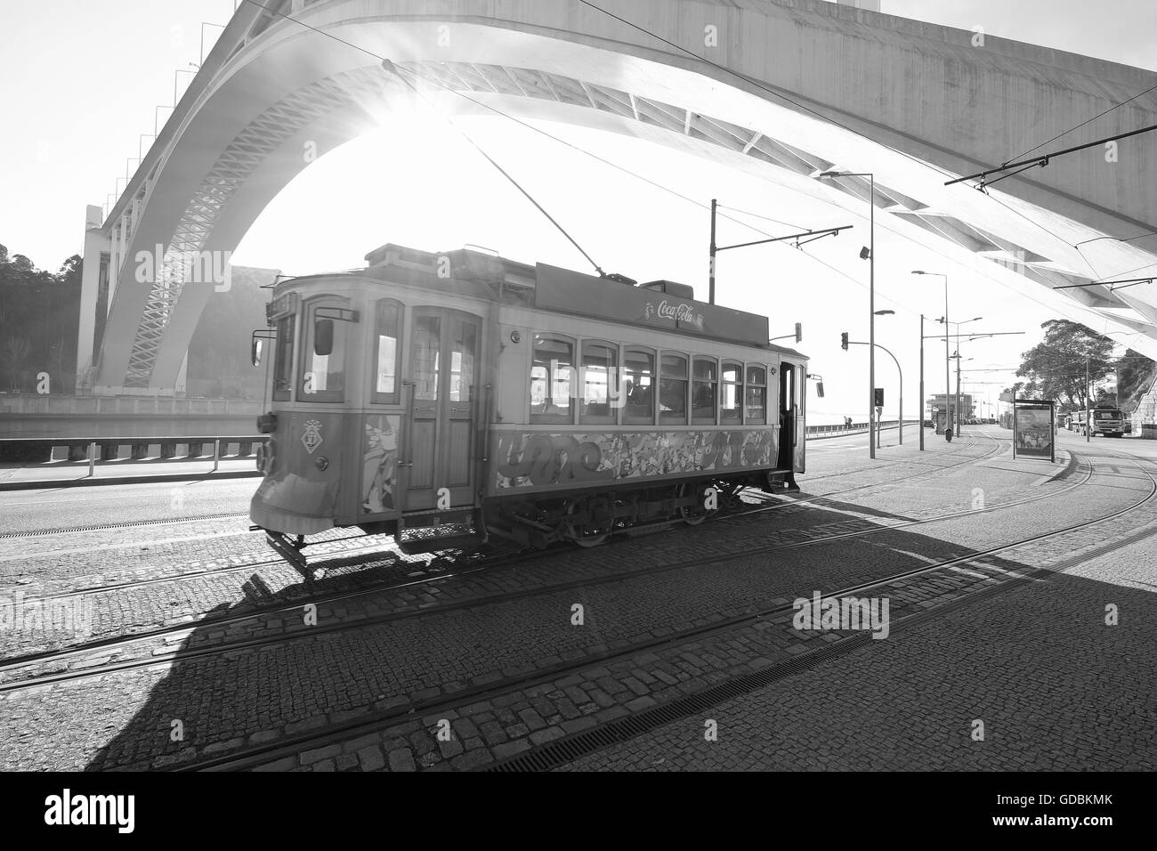 Tram di Arrabida ponte in presenza di intensa luce solare gettando ombre e modelli su strada. Architetto Edgar Cardoso. Porto Foto Stock
