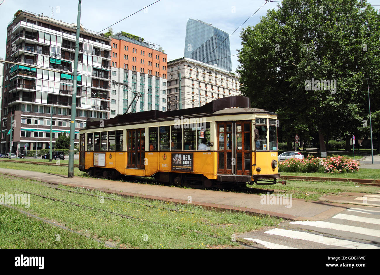 Milano, Italia - 27 giugno 2016: tram storico ristrutturato in piazza della Repubblica, ATM classe 1500 fu costruito tra il 1920 e il 1930 Foto Stock
