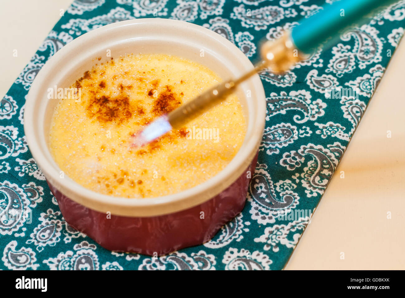 Il francese creme brulee dessert cuocere il bruciatore a gas Foto stock -  Alamy