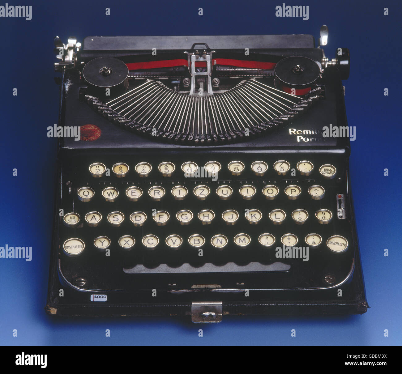 Hitler, Adolf, 20.4.1889 - 30.4.1945, politico tedesco (NSDAP), macchina da scrivere da viaggio, Remington Portable NK43024, sul quale Hitler 1924 presumibilmente scrisse 'Mein Kampf', 1987, Foto Stock