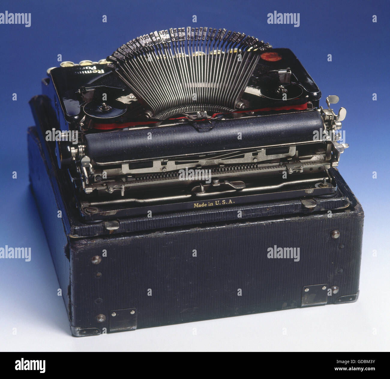 Hitler, Adolf, 20.4.1889 - 30.4.1945, politico tedesco (NSDAP), macchina da scrivere da viaggio, Remington Portable NK43024, sul quale Hitler 1924 presumibilmente scrisse 'Mein Kampf', 1987, Foto Stock