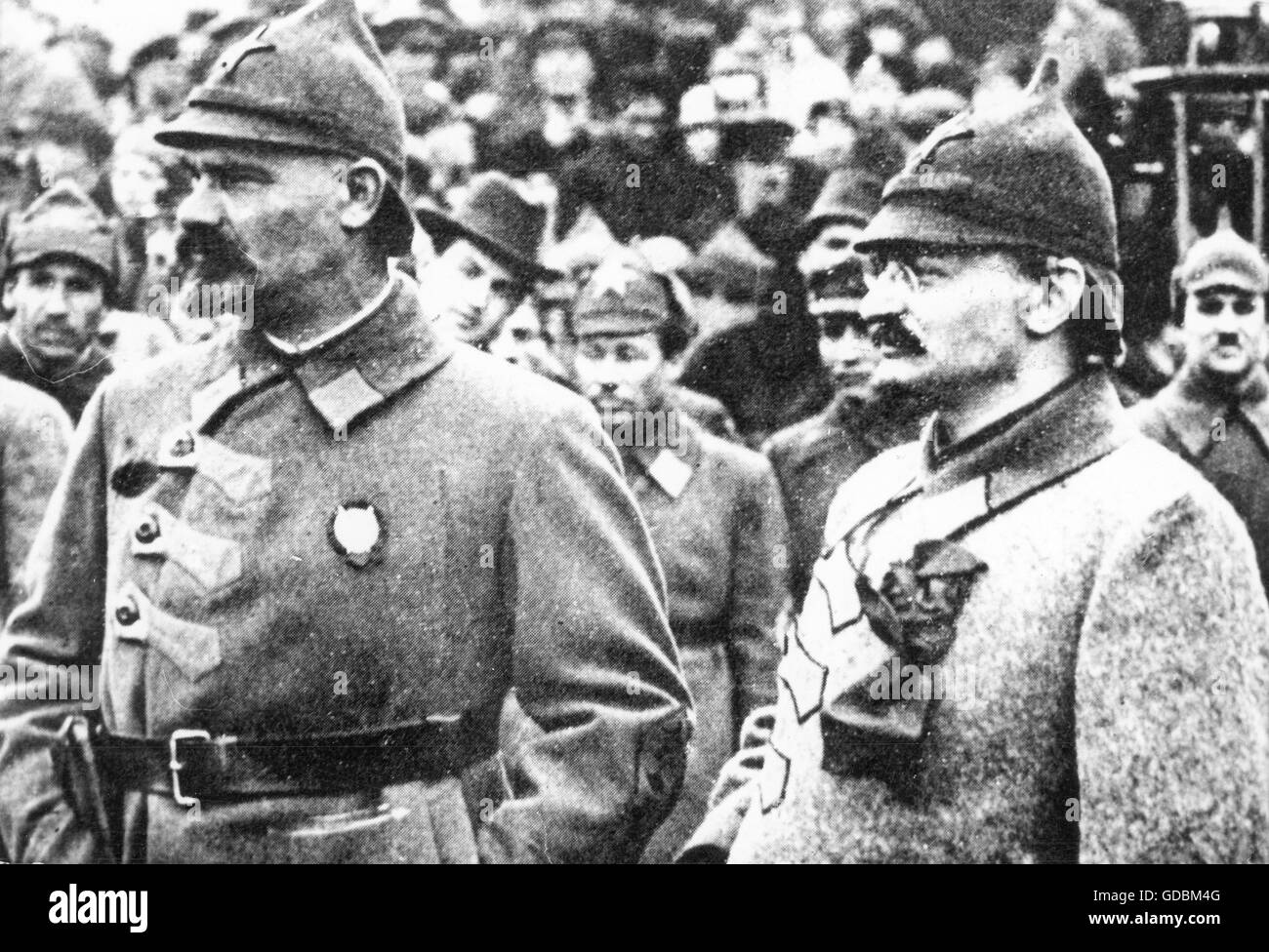 Trotsky, Leo, 7.11.1879 - 21.8.1940, politico sovietico, a metà lunghezza, con il generale Nikolai Ivanovich Muralov, in occasione di un incontro sportivo, Mosca, 1923, Foto Stock