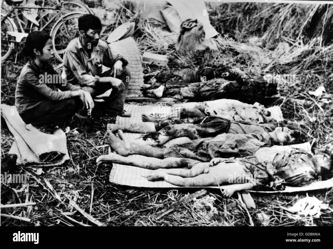 Guerra del Vietnam 1955 - 1975, guerra aerea, operazione Freedom Train, 6.4. - 8.5. 1972, vittime di un attacco di bombardamento americano contro Hai Phong, Vietnam del Nord, 16.4.1972, bambini, bambini, bambini, bambini, civili, civili, vittime di guerra, vittime di guerra, morti, uccidere, uccidere, persone, famiglia, famiglie, attacco aereo, forze aeree americane, Haiphong, Viet Nam, Vietnam, guerra, 20 ° secolo, anni settanta, attacco bomba, raid aereo, bombardamento, bombardamento, Attacchi di bomba, incursioni aeree, bombardamenti, storici, storici, diritti aggiuntivi-clearences-non disponibili Foto Stock