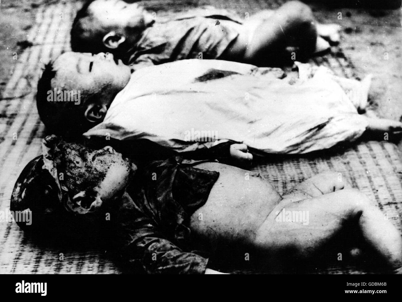 Guerra del Vietnam 1955 - 1975, guerra aerea, operazione Linebacker 9.5. - 12.10.1972, bambini uccisi durante un attacco di bomba, distretto di Hong Bang, Hai Phong, Vietnam del Nord, 1972 giugno, attacco aereo, vittime civili, vittime di guerra, vittime di guerra, civili, civili, morti, persone, Viet Nam, Vietnam, guerra, guerre, USA, Stati Uniti d'America, American Air Force, Haiphong, 20 ° secolo, anni settanta, operazione, operazioni, attacco di bomba, RAID aereo, bombardamenti, attacchi di bomba, incursioni aeree, bombardamenti, fatalità, morti, bambini, bambini, bambini, bambini, bambini, bambini, bambini, storici, diritti aggiuntivi-clearences-non disponibile Foto Stock