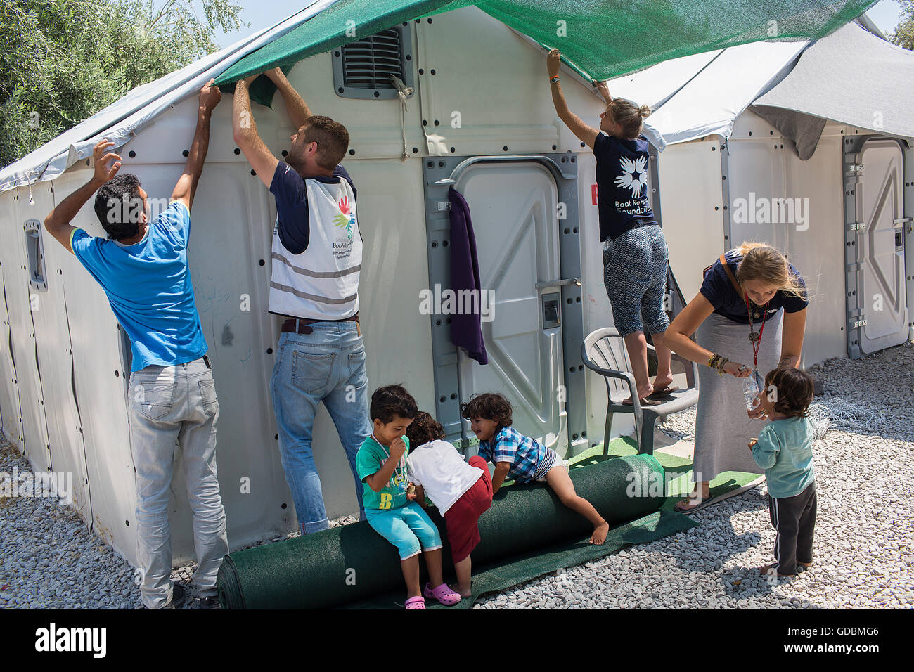 Sfumature essendo distribuita in barca Refugee Foundation a Tara Tepe Refugee Camp in Grecia Foto Stock