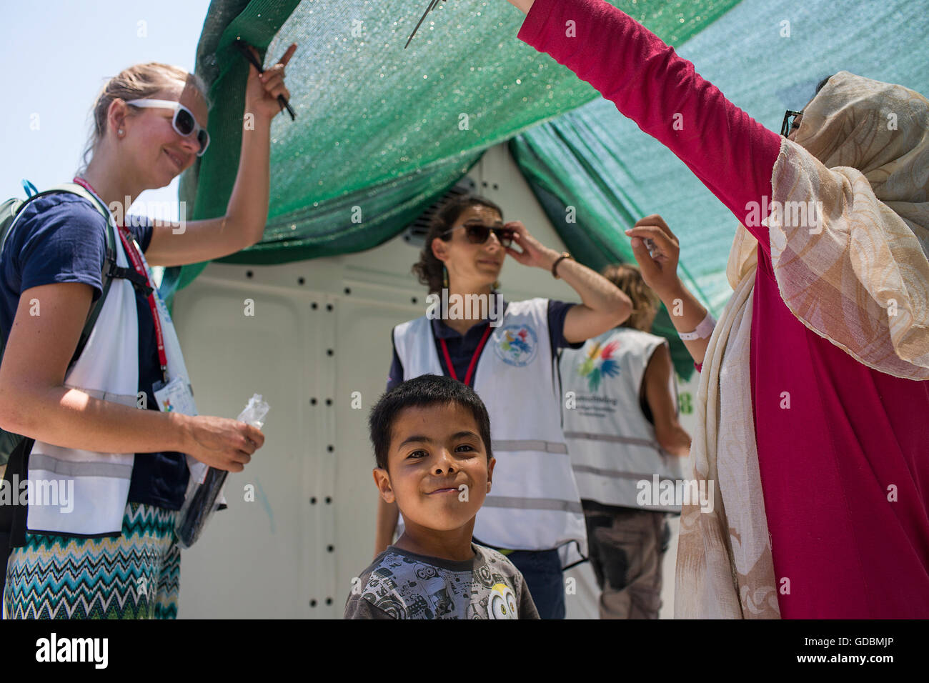 Sfumature essendo distribuita in barca Refugee Foundation di Kara Tepe Refugee Camp in Grecia Foto Stock