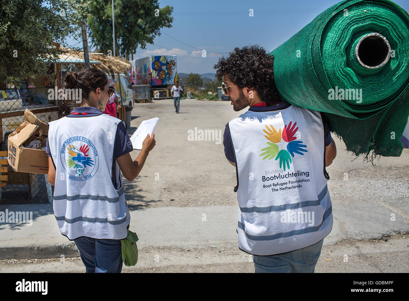 Sfumature essendo distribuita in barca Refugee Foundation di Kara Tepe Refugee Camp in Grecia Foto Stock