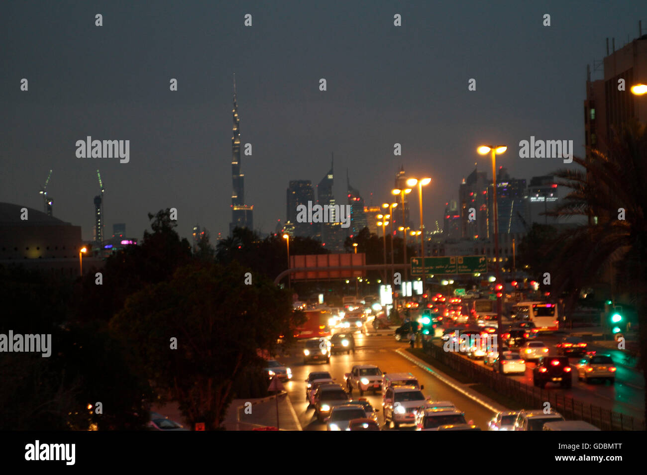 Skyline di Dubai by night, Dubai, Emirati Arabi Uniti Foto Stock