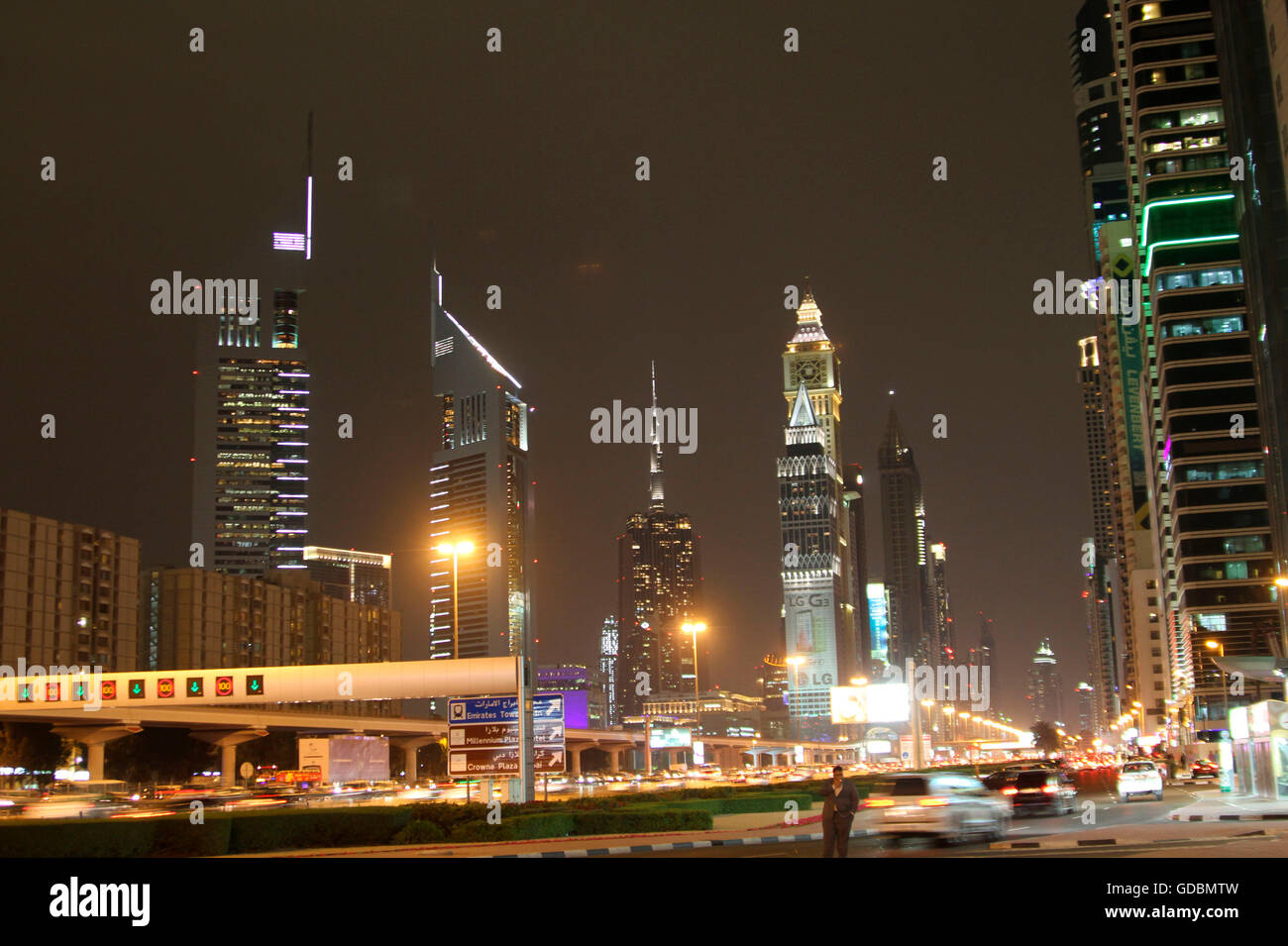 Sheikh Zayed Road di notte, Dubai, Emirati Arabi Uniti Foto Stock
