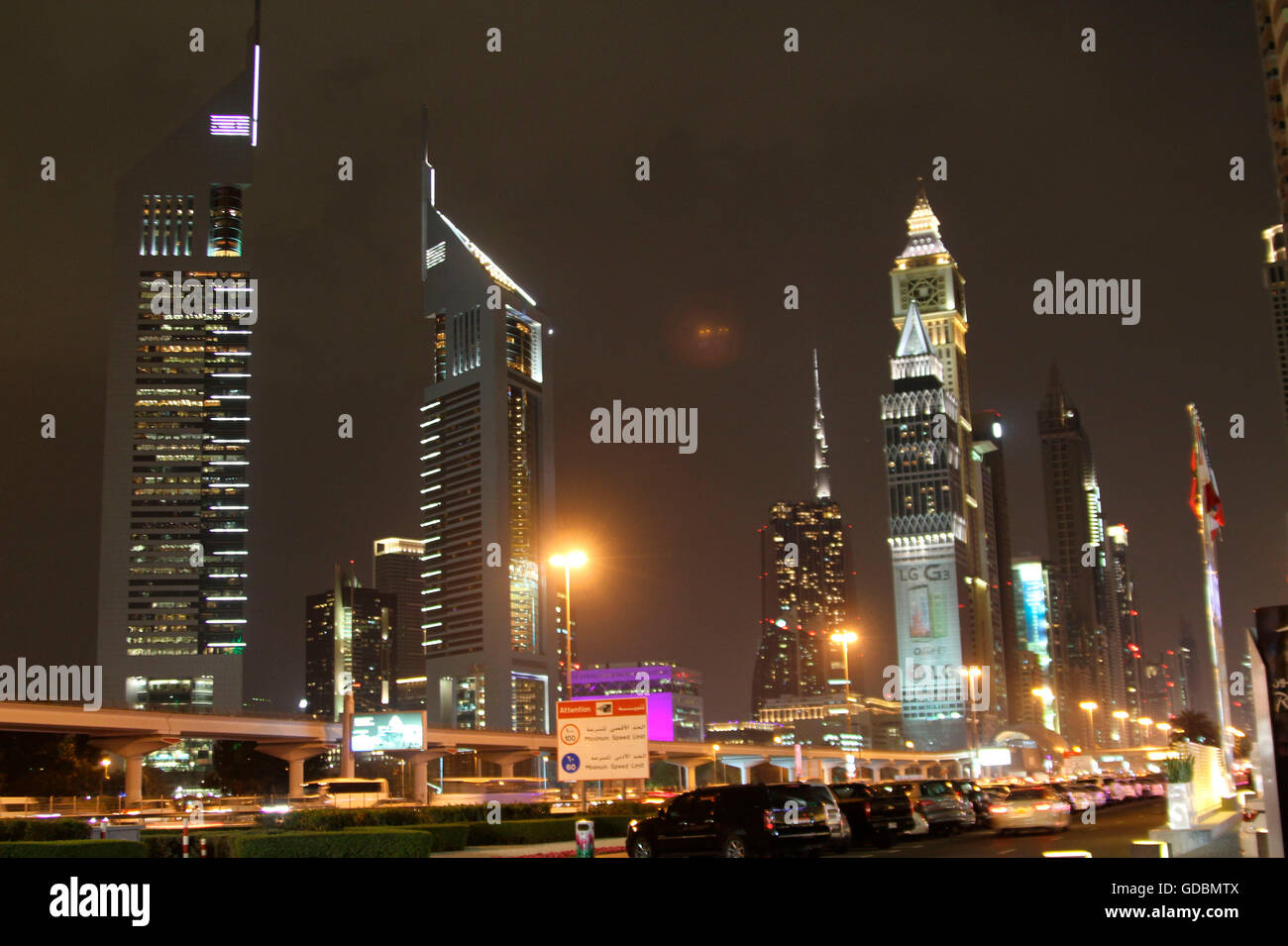 Sheikh Zayed Road di notte, Dubai, Emirati Arabi Uniti Foto Stock