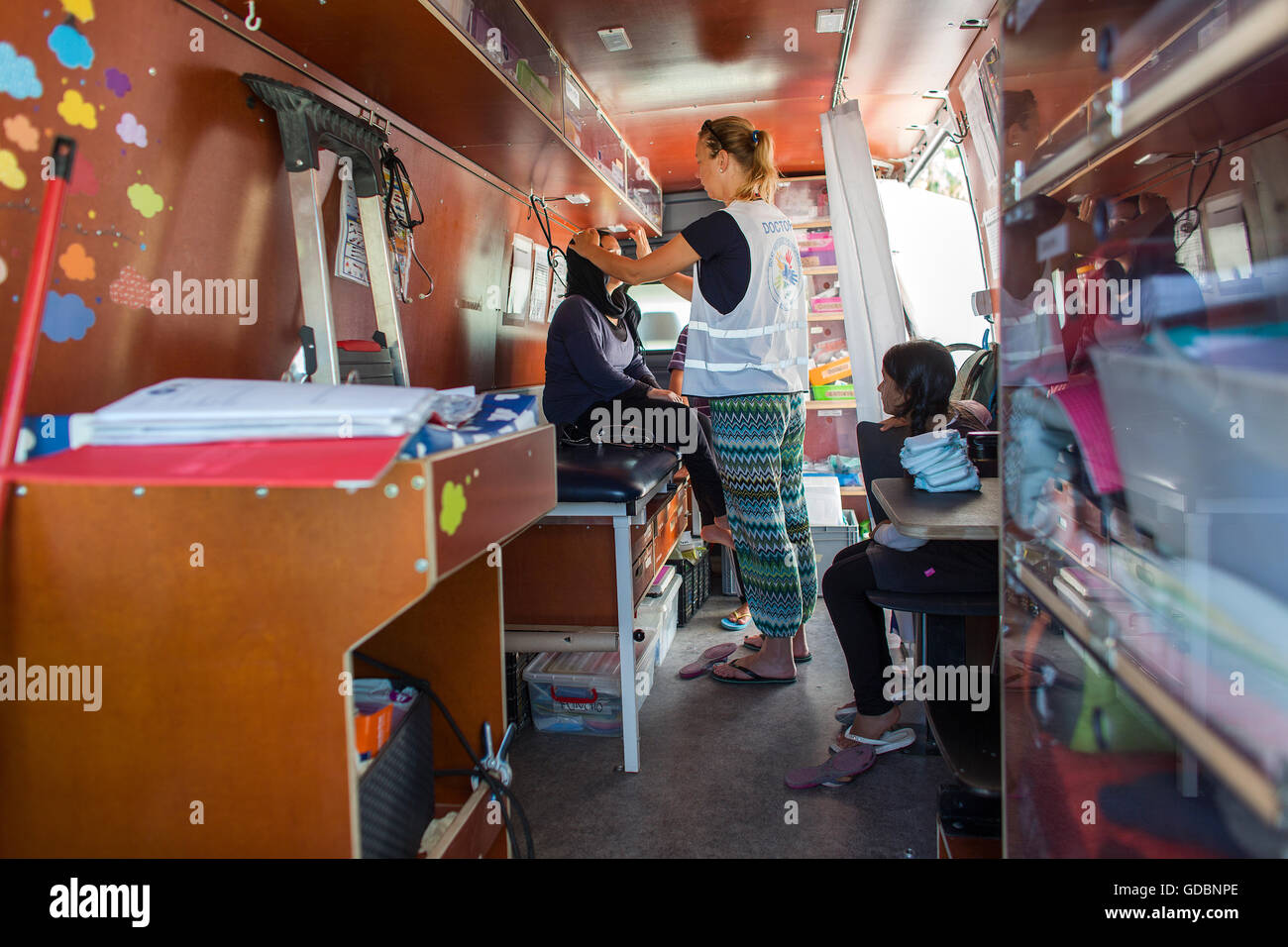 La clinica mobile per i rifugiati siriano, gestito da barca fondazione dei rifugiati a Lesbo, Grecia Foto Stock