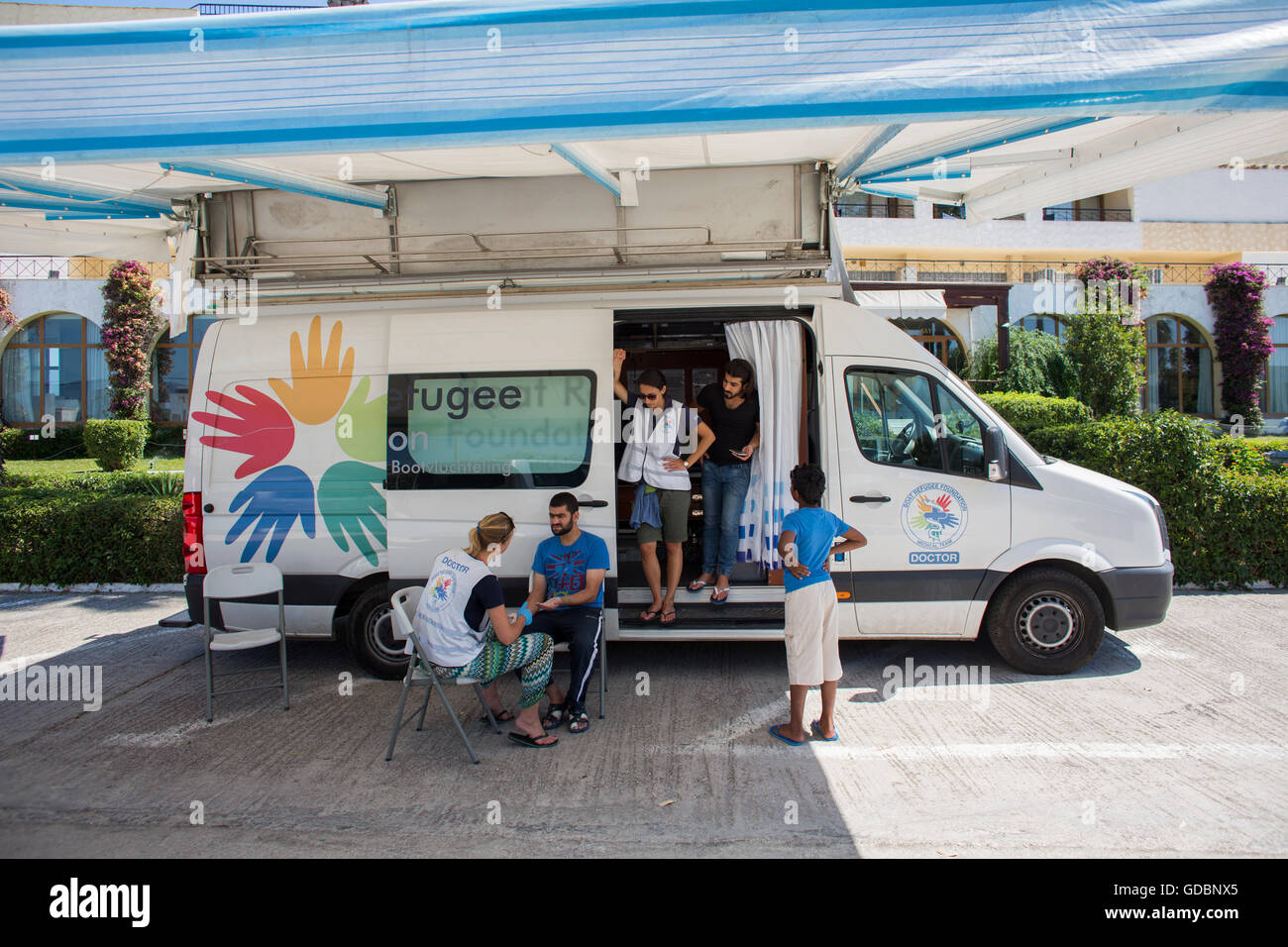 La clinica mobile per i rifugiati siriano, gestito da barca fondazione dei rifugiati a Lesbo, Grecia Foto Stock