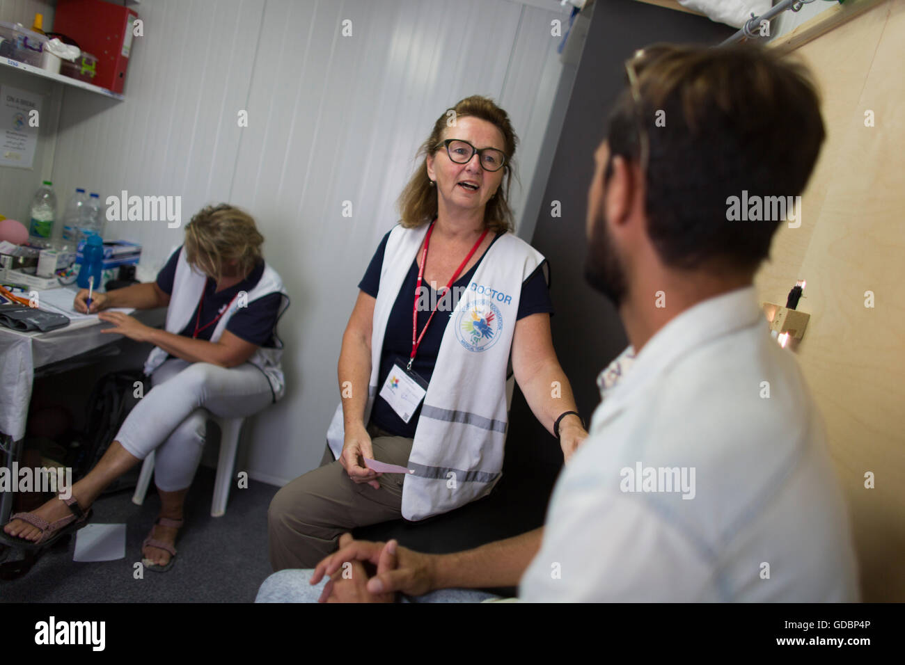La clinica mobile per i rifugiati siriani in Moria refugeecamp, gestito dalla barca olandese rifugiato Foundation di Lesbo, Grecia Foto Stock