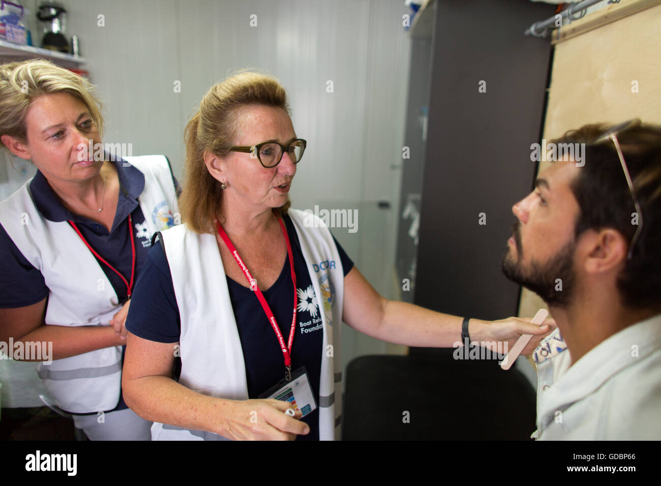 La clinica mobile per i rifugiati siriani in Moria refugeecamp, gestito dalla barca olandese rifugiato Foundation di Lesbo, Grecia Foto Stock