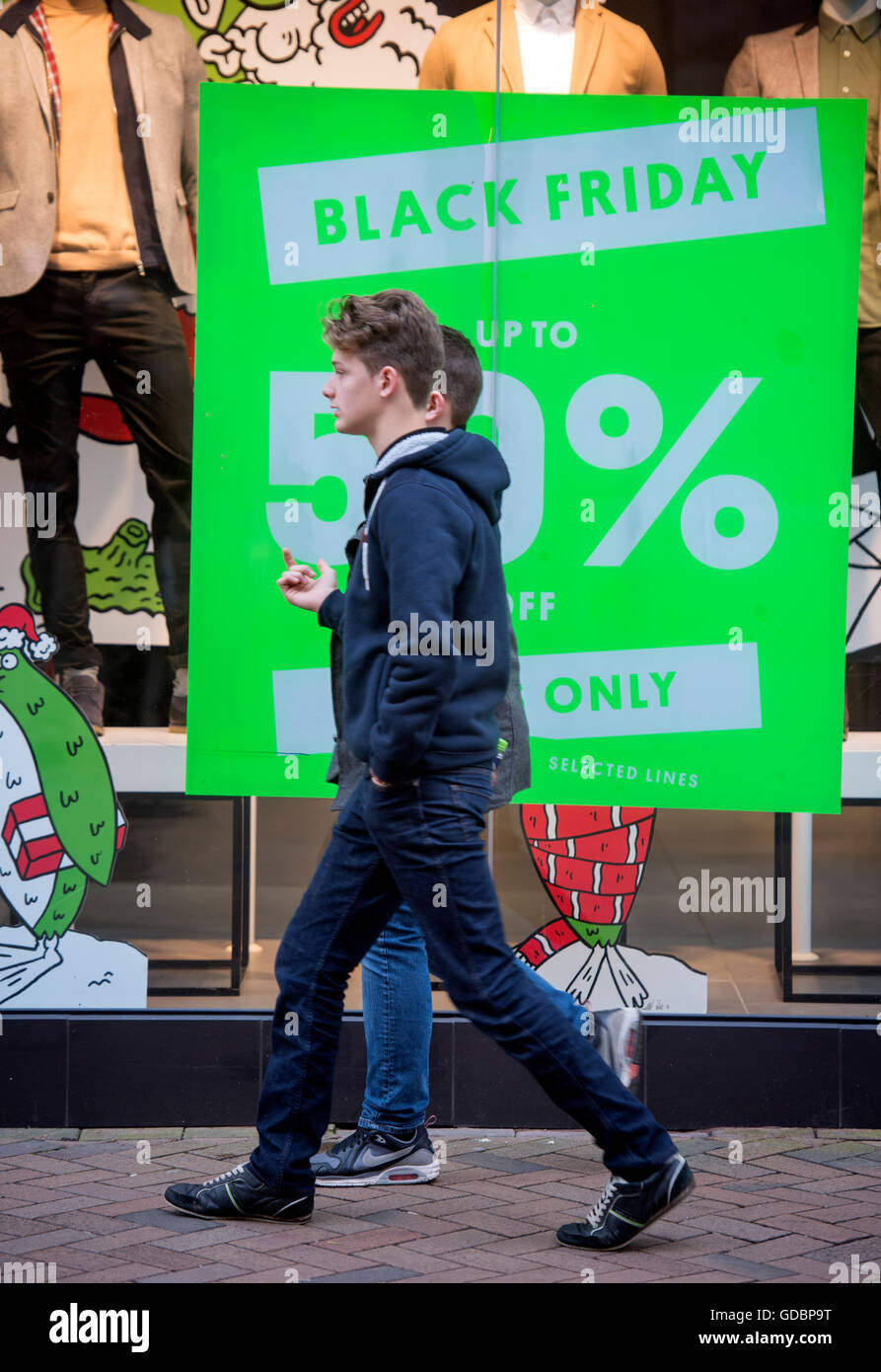 Un poster che offrono "Venerdì Nero' affari in negozi di Gloucester's Westgate Street Regno Unito Foto Stock