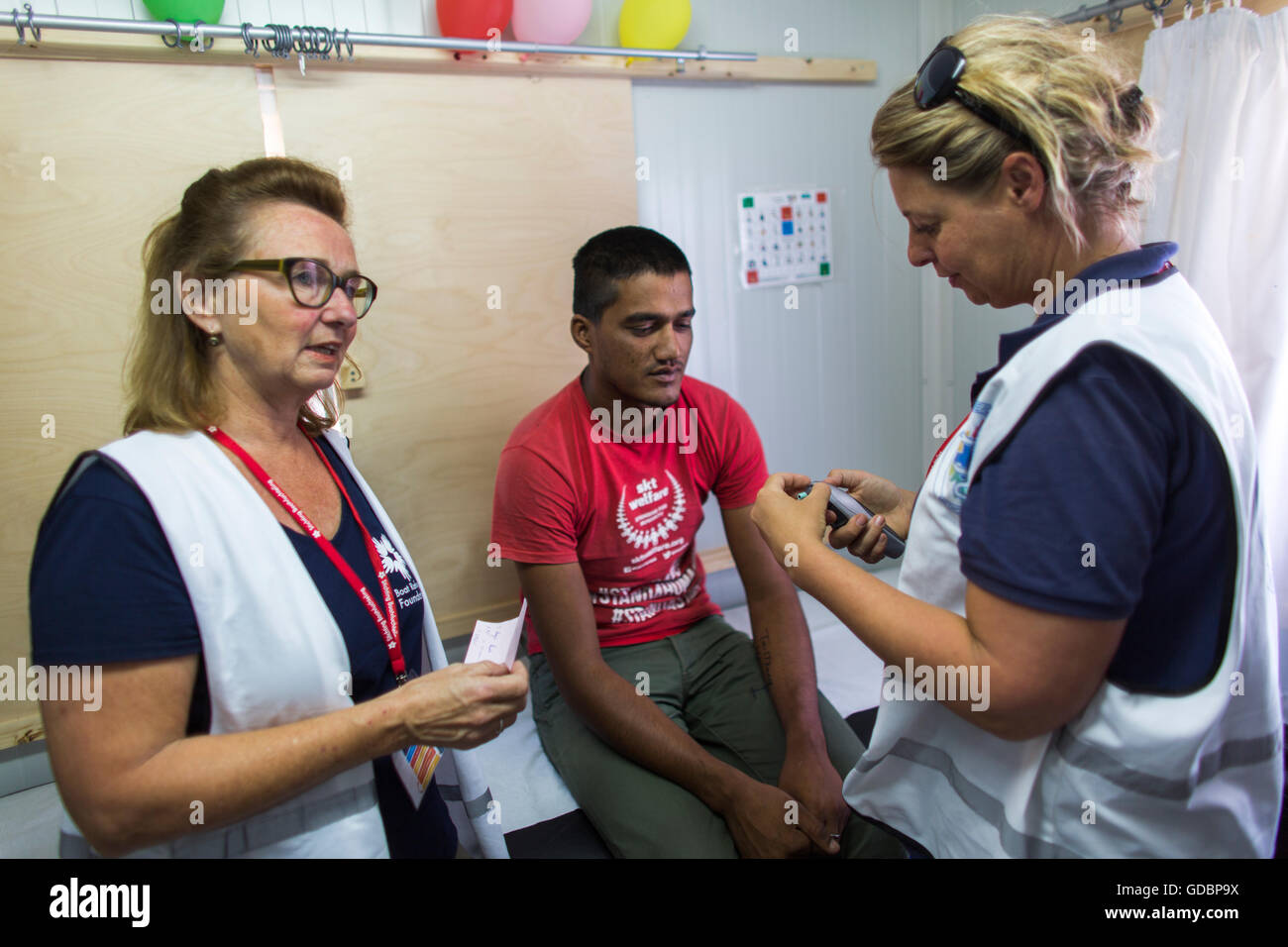 La clinica mobile per i rifugiati siriani in Moria refugeecamp, gestito dalla barca olandese rifugiato Foundation di Lesbo, Grecia Foto Stock