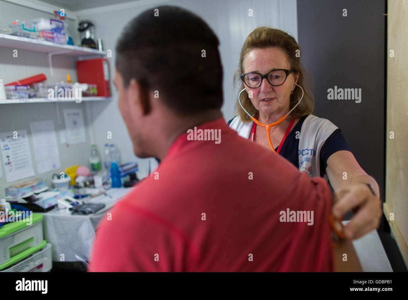 La clinica mobile per i rifugiati siriani in Moria refugeecamp, gestito dalla barca olandese rifugiato Foundation di Lesbo, Grecia Foto Stock