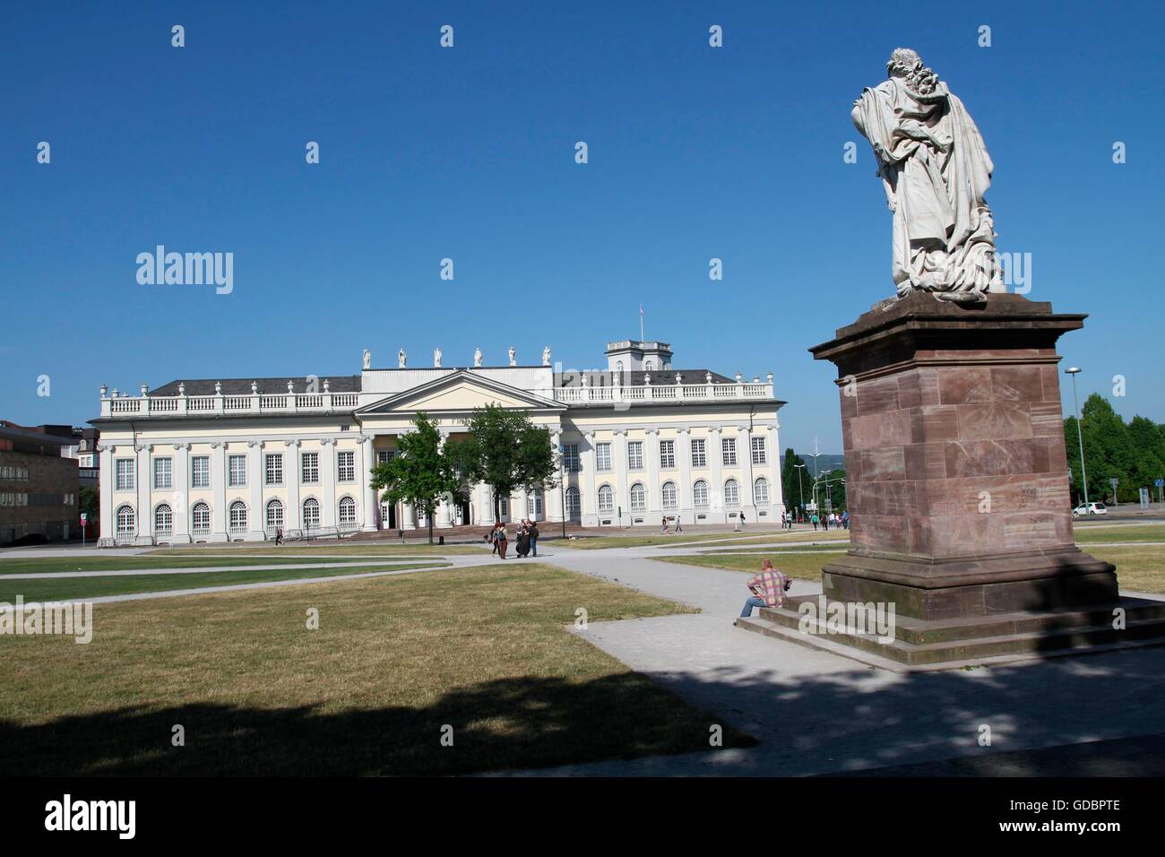 Fridericianum e statua di Friderico II, Kassel, Hessen, Germania Foto Stock