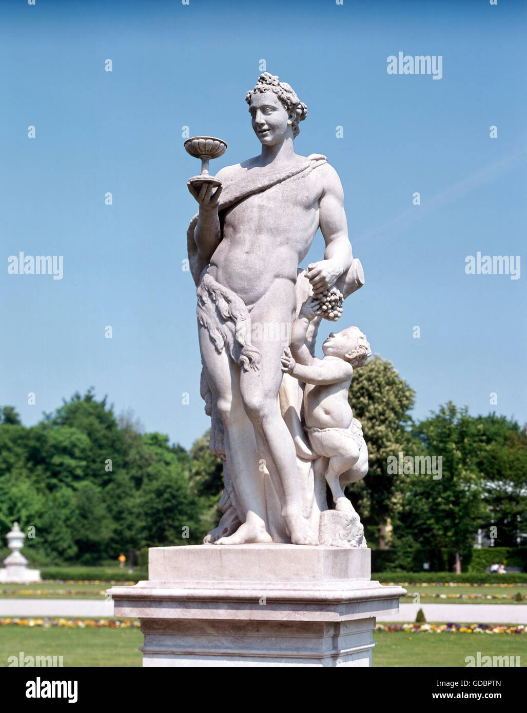 Bacchus, il dio greco del vino e la fertilità a piena lunghezza e con abbeveratoio, uva e fauno, scultura marmo, metà del XVIII secolo, il castello di Nymphenburg park, Monaco di Baviera, Foto Stock