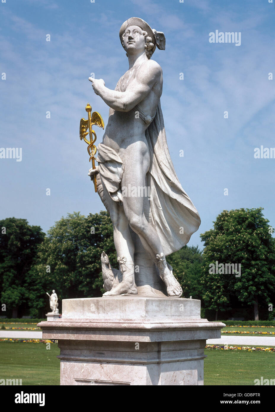 Hermes, dio greco, a tutta lunghezza, scultura di Ignaz Guenther (1725-1775), marmo, metà del 18th secolo, parco del castello di Nymphenburg, Monaco di Baviera, Foto Stock