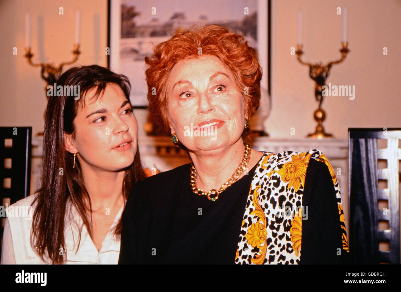 Müthel, Lola, 9.3.1919 - 11.12.2011, attrice tedesca, a mezza lunghezza e con Lisa Wolf, foto chiamata per ZDF serie 'Der rote Vogel', Monaco di Baviera, 14.4.1993, Foto Stock