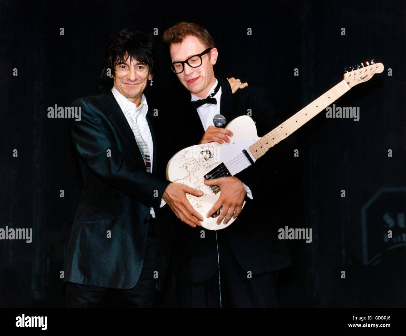Rolling Stones, la band britannica, fondata 1962, Ron Wood * 1.6.1947, a mezza lunghezza e con Robert Brosch, protagonista del musical "Buddy Holly', presentando per lui una delle sue chitarre, Neues Metropol Musicaltheater, Amburgo, 29.7.1997, Foto Stock