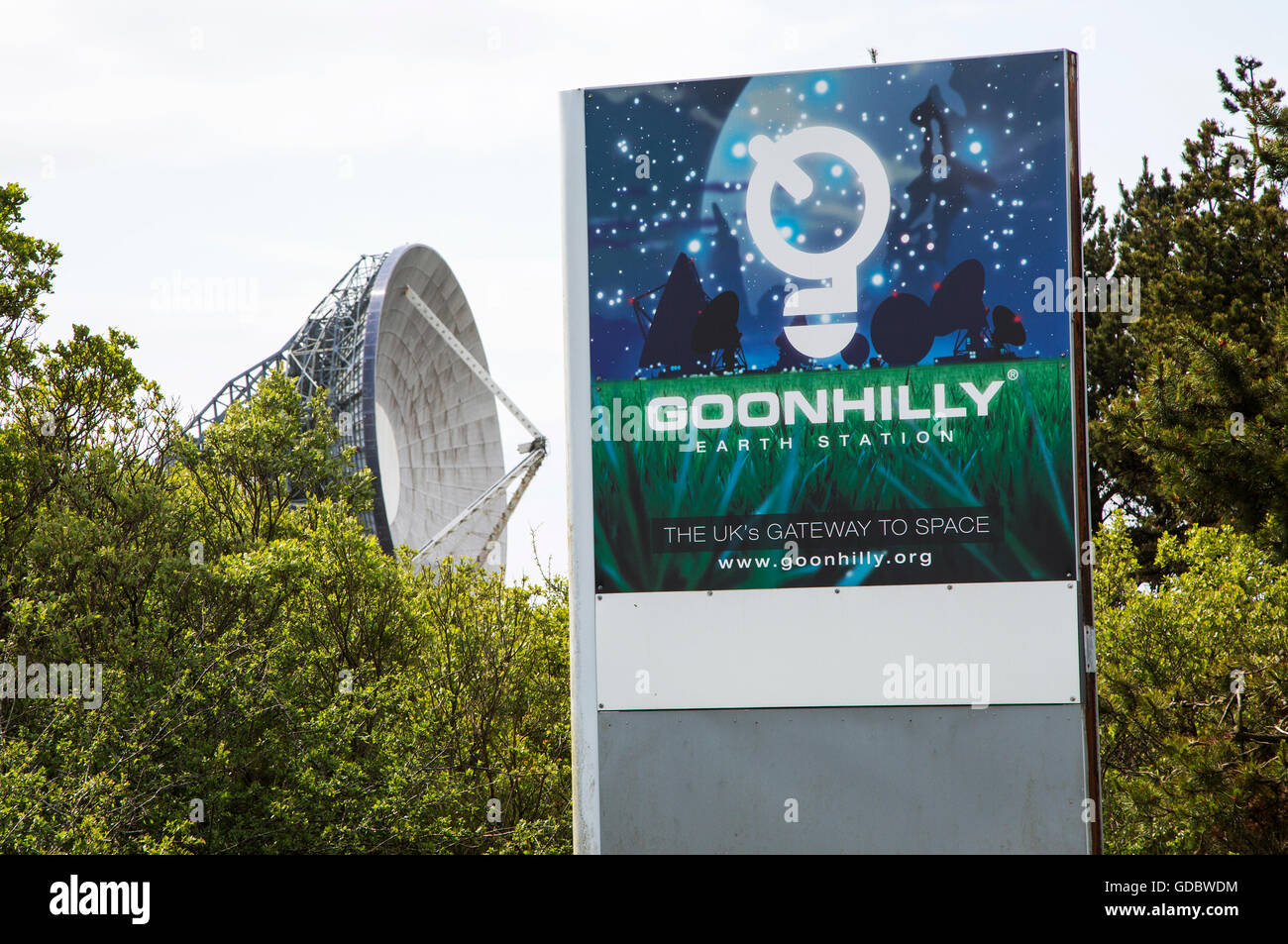 Goonhilly in groppa la stazione di Terra segno, penisola di Lizard, Cornwall, Inghilterra, Regno Unito parabolico di comunicazioni via satellite antenna Foto Stock