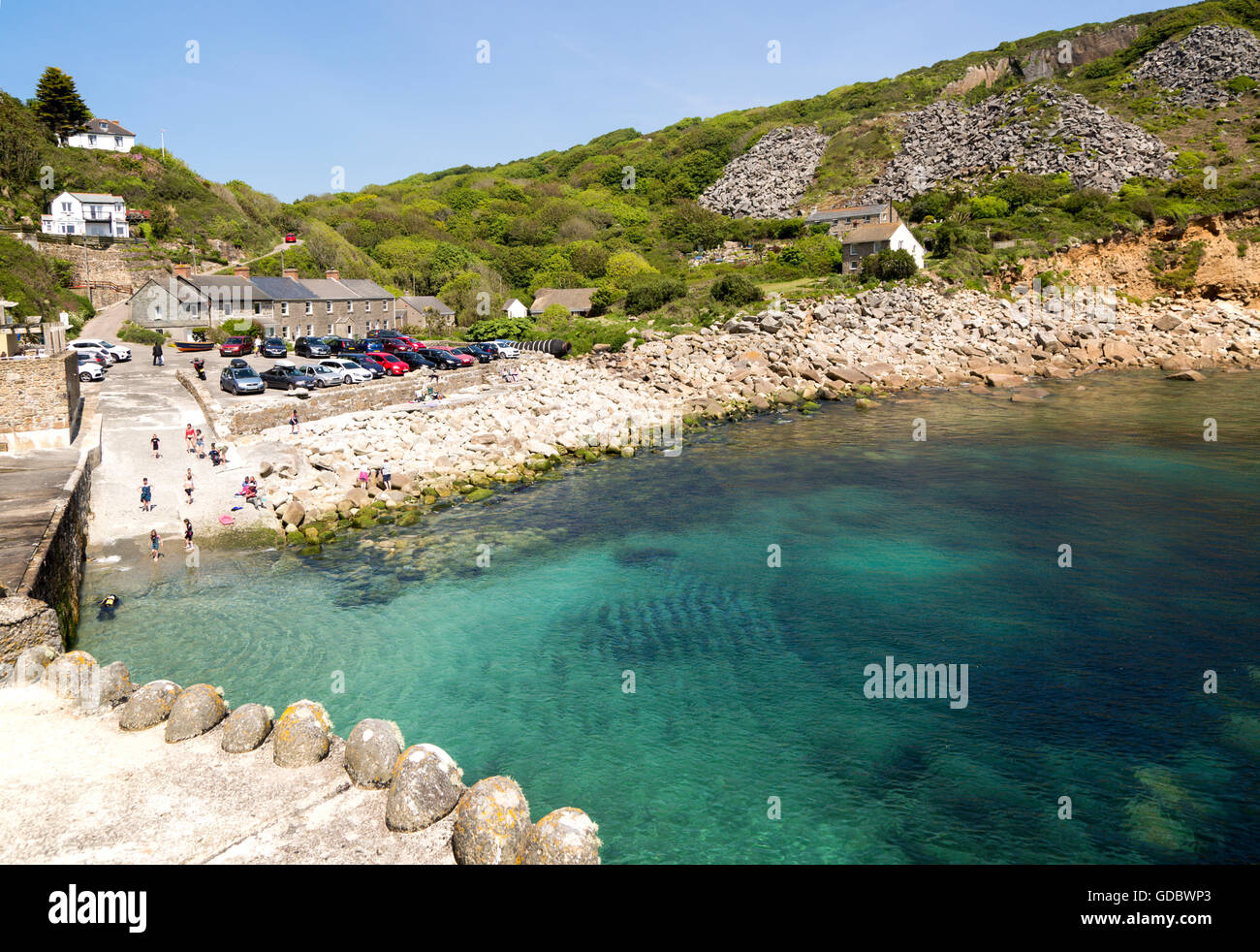 Per coloro che godono di un sole estivo Lamorna Cove, Cornwall, England, Regno Unito Foto Stock