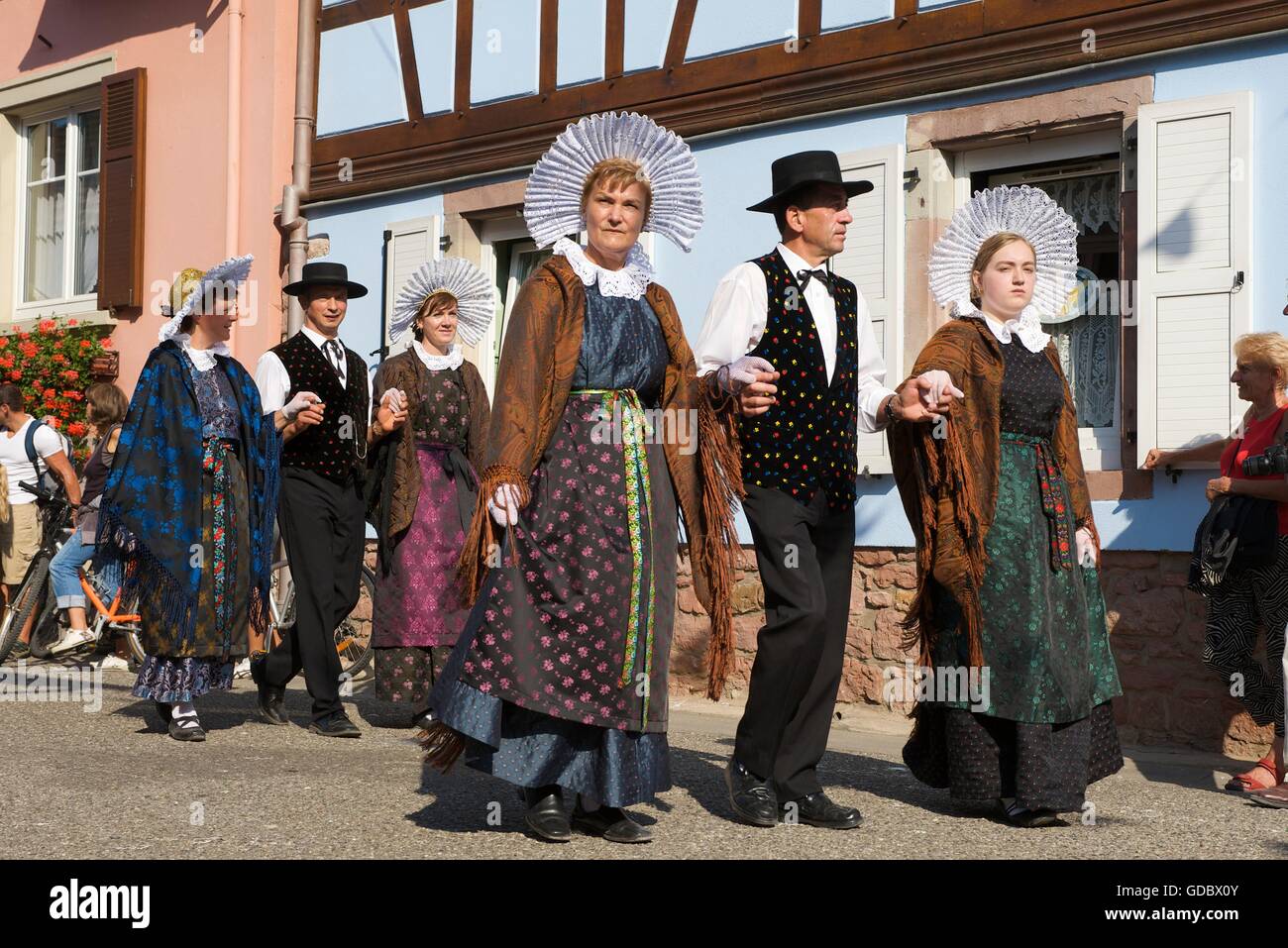 Costumi tradizionali in Krautgersheim, Alsazia, Francia Foto Stock