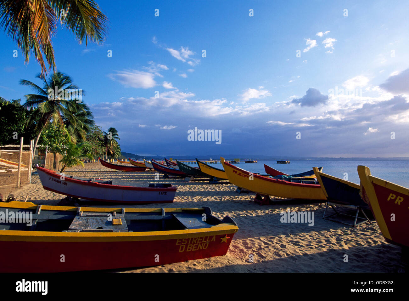 Barche da pesca in caso di Crash barca spiaggia, Aguadilla, Puerto Rico e dei Caraibi Foto Stock