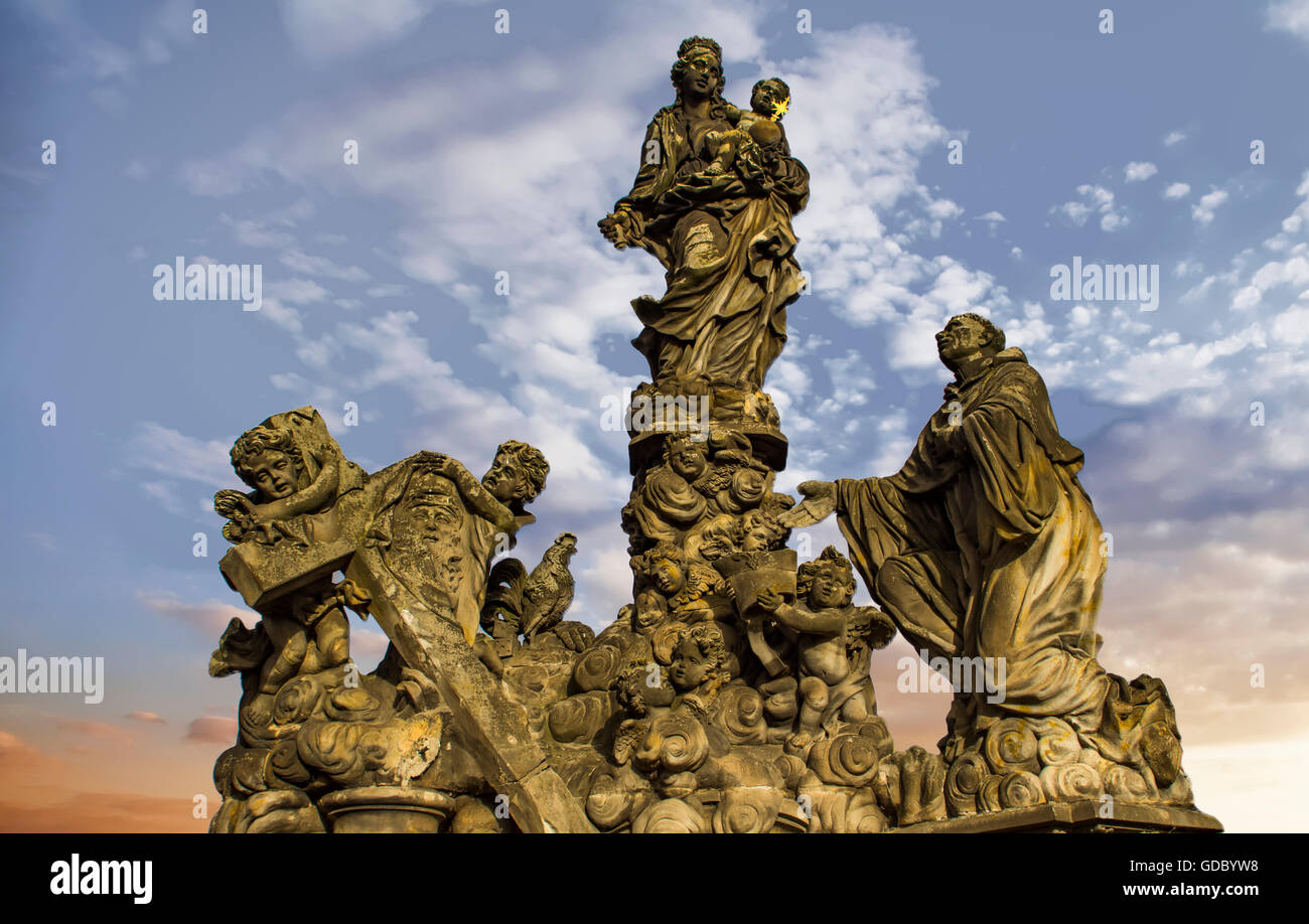 La statua della Madonna e di san Bernardo presso il ponte Carlo a Praga, Repubblica Ceca Foto Stock