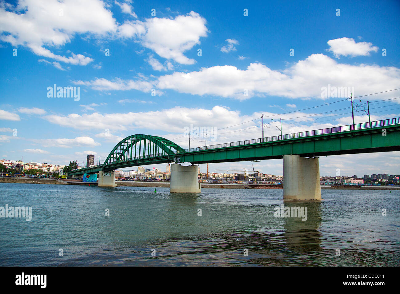 Treno vecchio ponte sul fiume Sava a Belgrado in Serbia Foto Stock