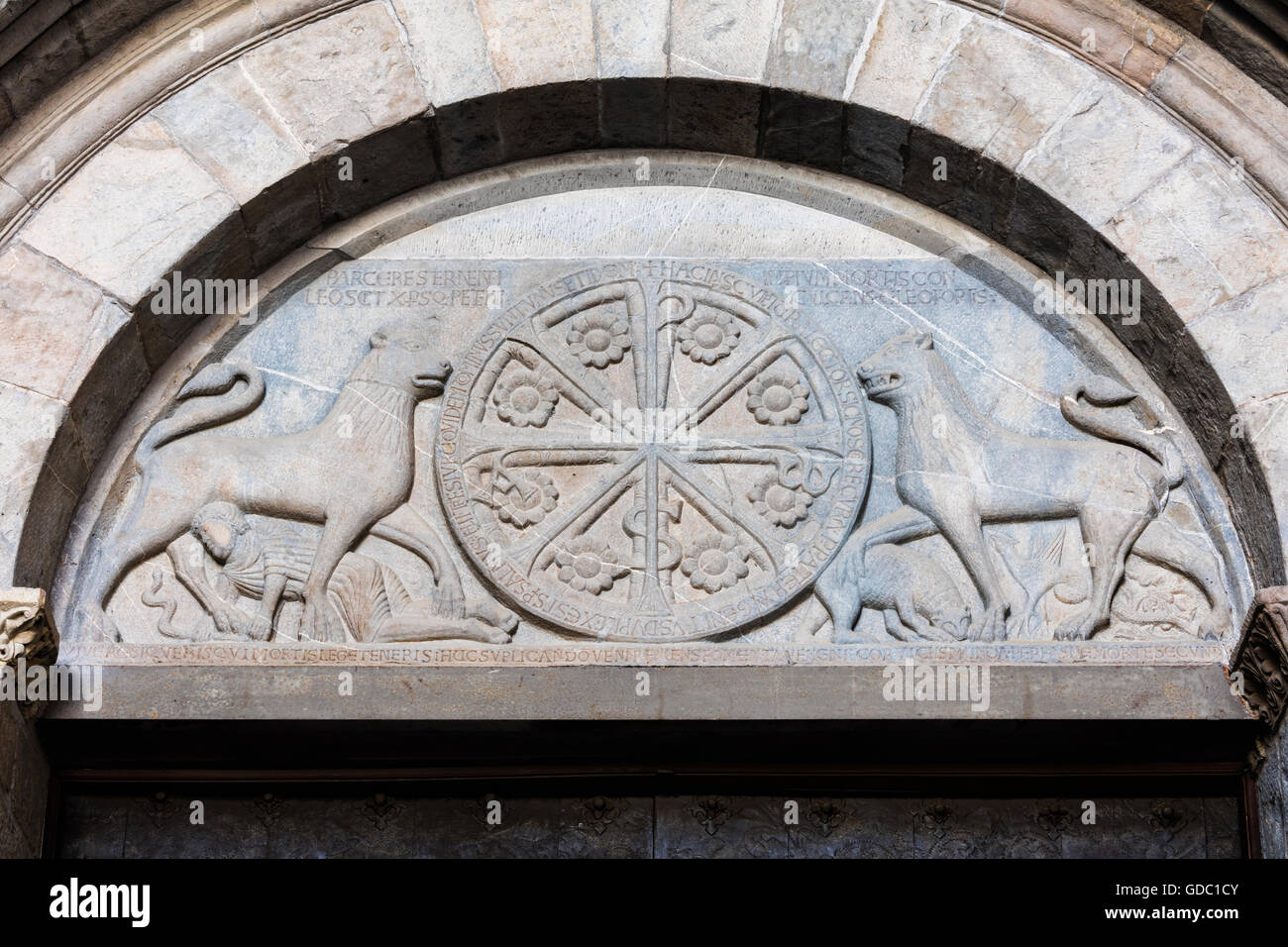 Jaca, provincia di Huesca, Aragona, Spagna. Timpano e archivolto in entrata occidentale della cattedrale romanica Foto Stock