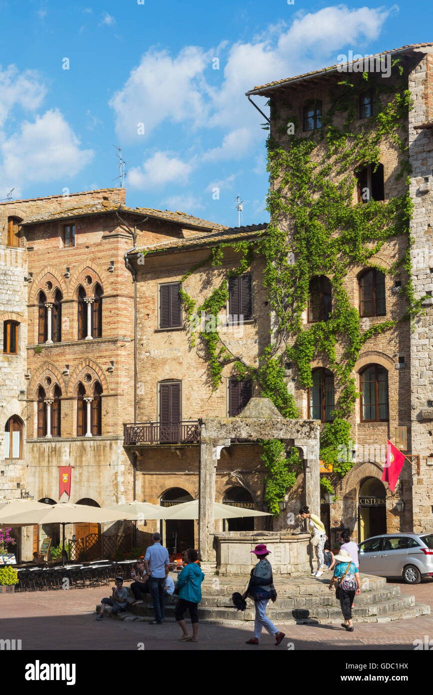 San Gimignano in Provincia di Siena, Toscana, Italia. Piazza della Cisterna. Il pozzetto è stato originariamente costruito nel 1273. Foto Stock