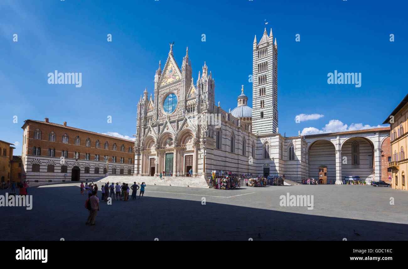 Siena, in provincia di Siena, Toscana, Italia. Il duomo romanico-gotico, o la cattedrale, costruita nel XIII secolo. Foto Stock