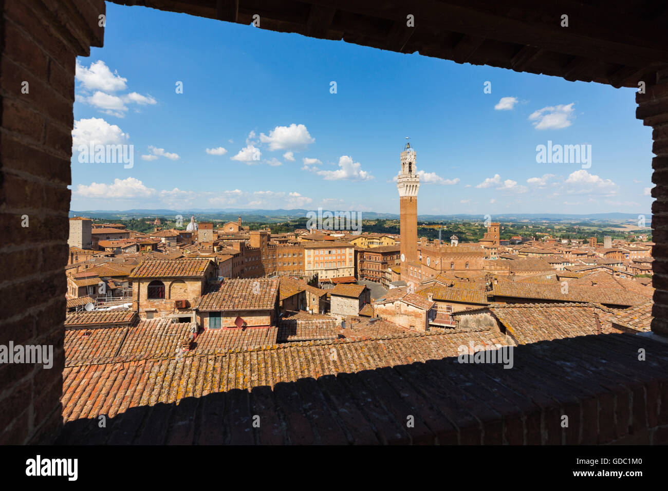 Siena, in provincia di Siena, Toscana, Italia. Piazza del Campo e Torre del Mangia. Vista dall'alto. Foto Stock