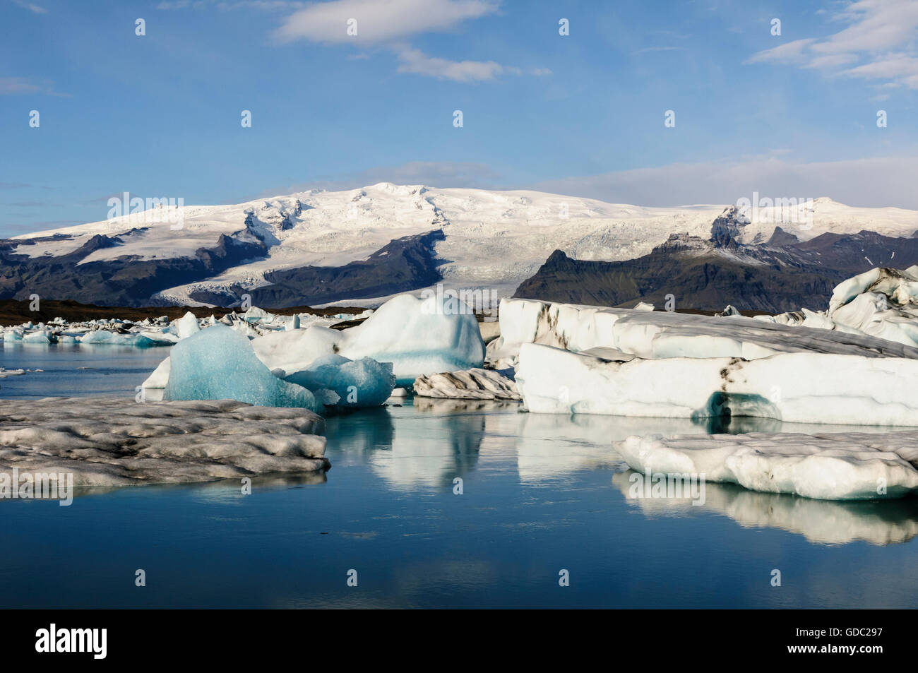 Il lago glaciale Jökulsarlon con gli iceberg nel sud dell'Islanda. Foto Stock
